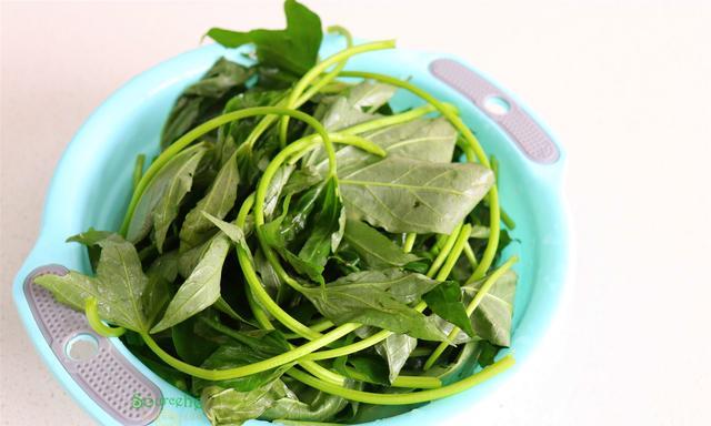 小东妈妈育儿|进入7月，遇见这菜必买，加大蒜炒一炒，拿肉都不换，太好吃了！