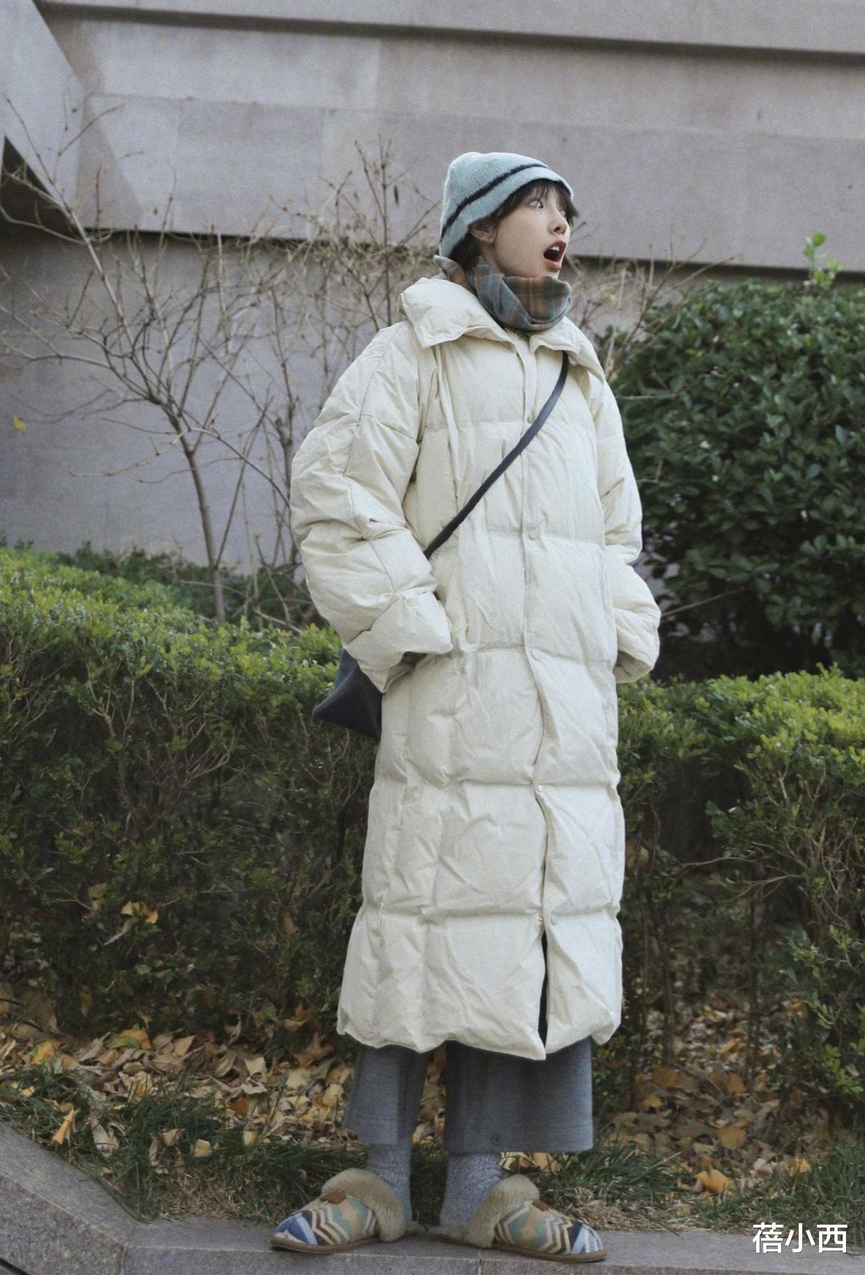 蓓小西 白百何又成功穿出了超模既视感,绿色外套配条纹阔腿裤,真高级