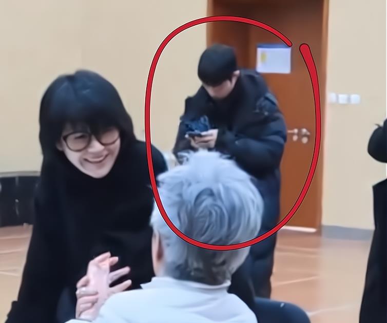 肖战|肖战彩排《如梦》时好乖巧！刘海放下来像少年，躲在后面蹦蹦跳跳