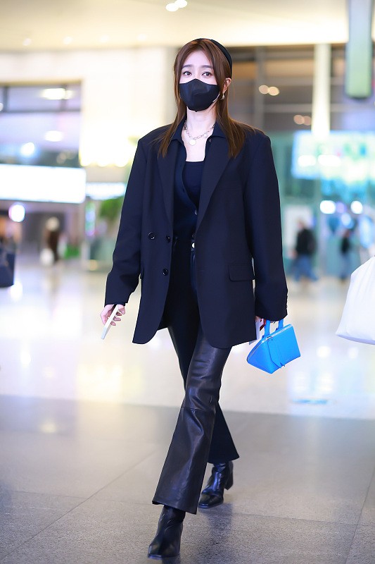 秦岚|40+的秦岚时尚感不输“小年轻”，黑色皮衣配中筒靴，日常又高级