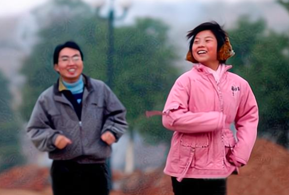 兜妈爱叨叨|17年前，洪战辉带妹上学感动中国，如今妹妹身披白纱幸福出嫁