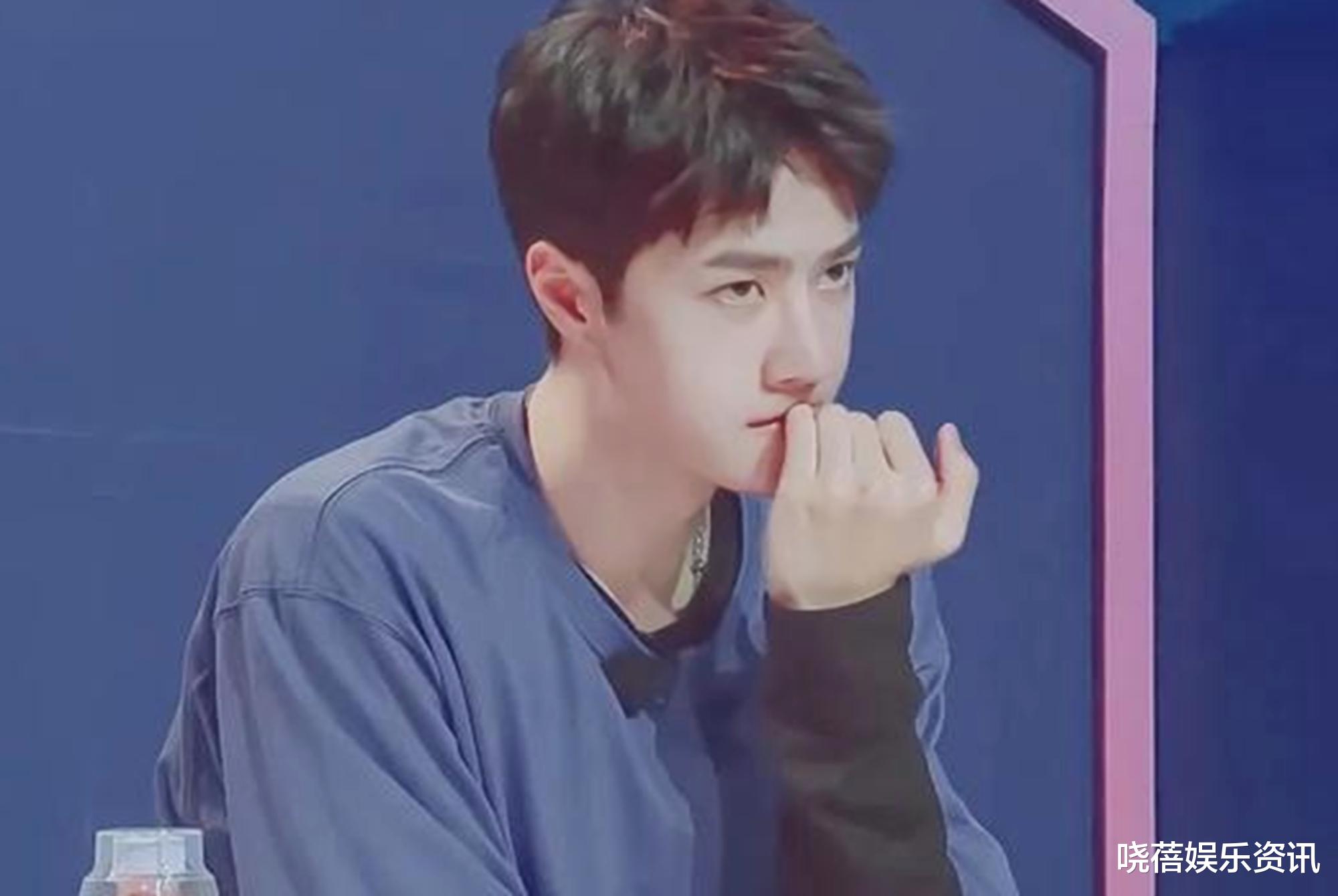 王一博|王一博帅气出场品牌直播，台上啃手，网友：坚持做自己，你最棒