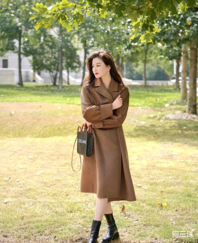 何三沫 不要只会穿裤子过冬,可以尝试连衣裙搭配大衣,既温柔又有魅力
