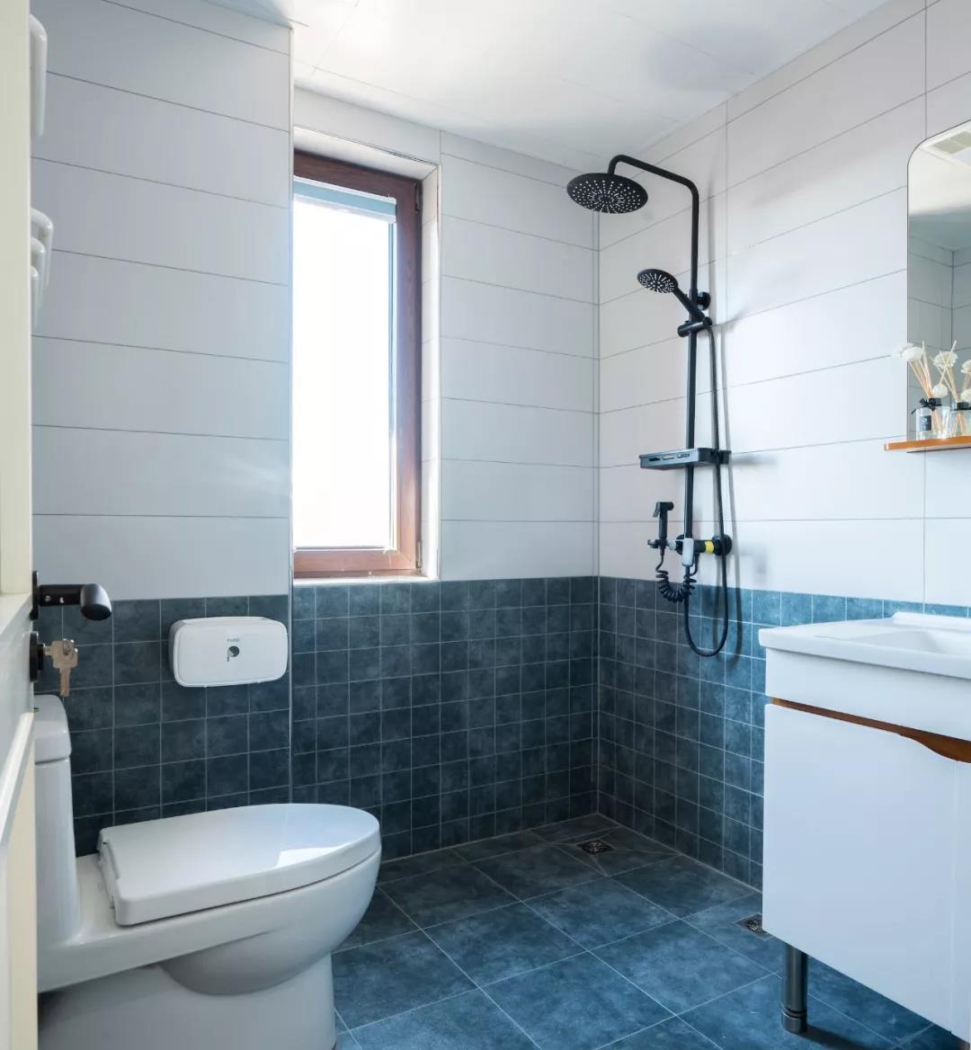 卫生间墙砖、地砖颜色搭配建议，别再只有“黑白灰”了，这样更美