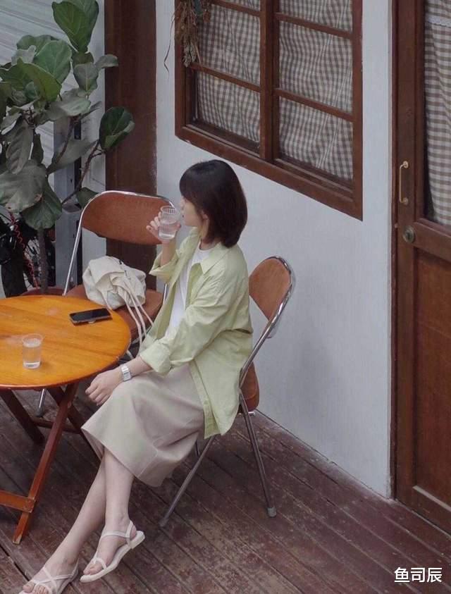 鱼司辰|今年秋天流行这样穿，看完你就学会了，T恤叠穿也可以那么美