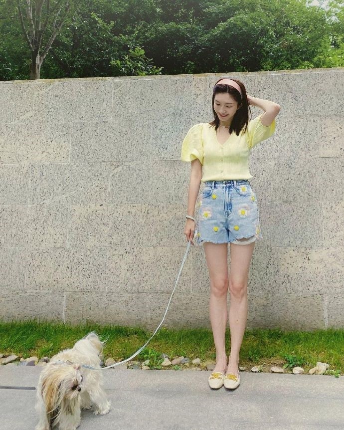 八只爪的猫|江疏影出门遛狗打扮也时髦，“塞裤腰”的穿法强调腰线，真显腿长
