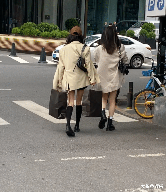 杨幂|杨幂在北京三里屯逛街频繁被偶遇,衣服穿搭相当好看,身材又瘦又美