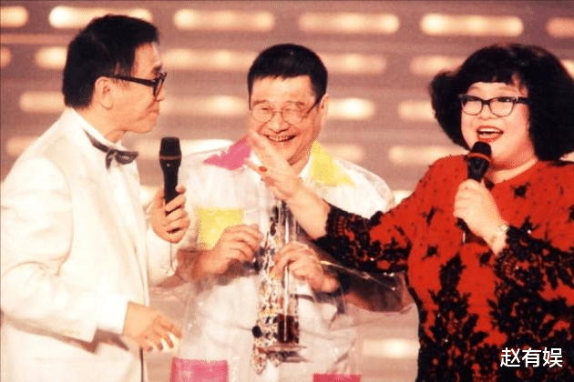 柘榴|8个月时父母离婚，21岁母亲离世后，生父对她不闻不问