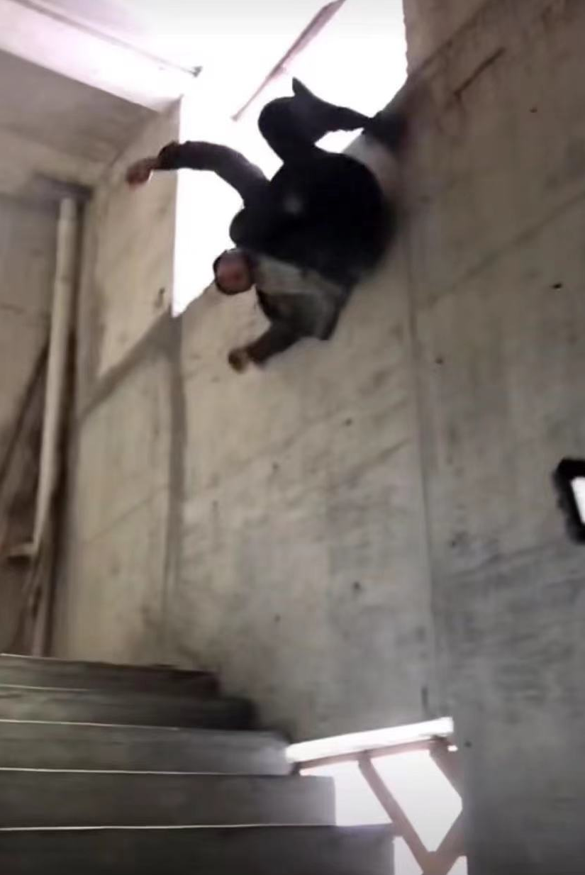 美颜|剧组让替身重摔向水泥地!无防护画面残忍,网友怒批不拿替身当人