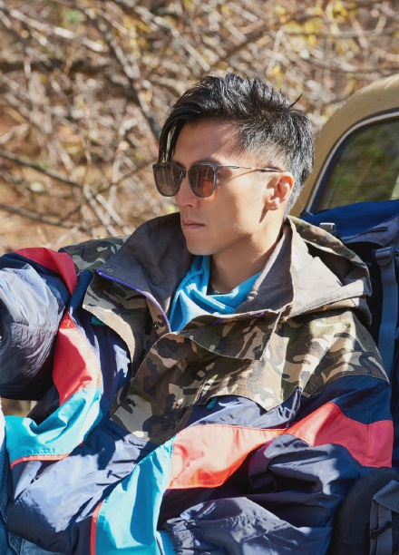 谢霆锋|谢霆锋晒录制节目肤色对比图 网友：色号再深也抵不住他的帅气