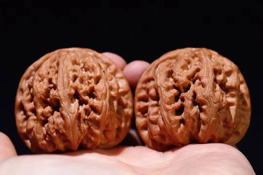 小叶紫檀|大了容易掉 小了不得盘 文玩核桃如何挑选适合自己的尺寸