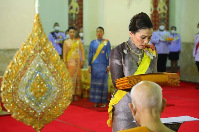 全球时尚风行 苏提达挑起大梁了!摇着牡丹折扇母仪天下,热得满头大汗衣服湿透