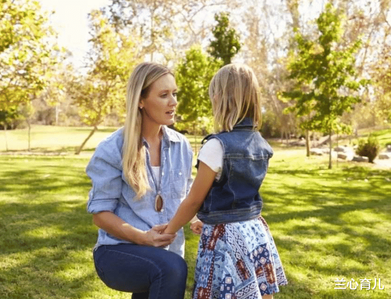 兰心育儿|小男生不听大人劝阻，非要爬进沥青锅里玩，终被“吞”了进去