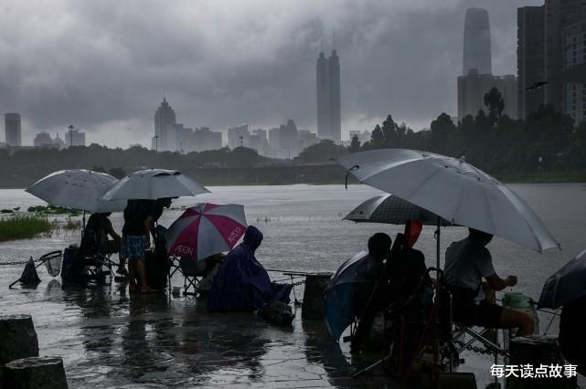 每天读点故事|日记：暴雨倾盆，他毅然冲向雨中救扶他人