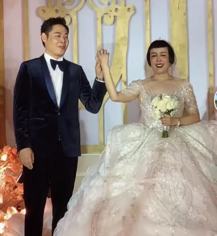 邓伦|网红猫七七妈妈结婚，51岁的她与35岁男友相恋十八年，修成正果