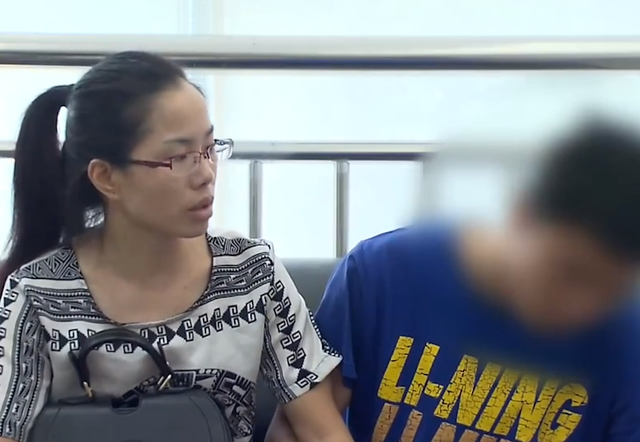 后妈虐待继子多年，继子向亲妈告状，亲妈霸气上门找后妈算算帐！