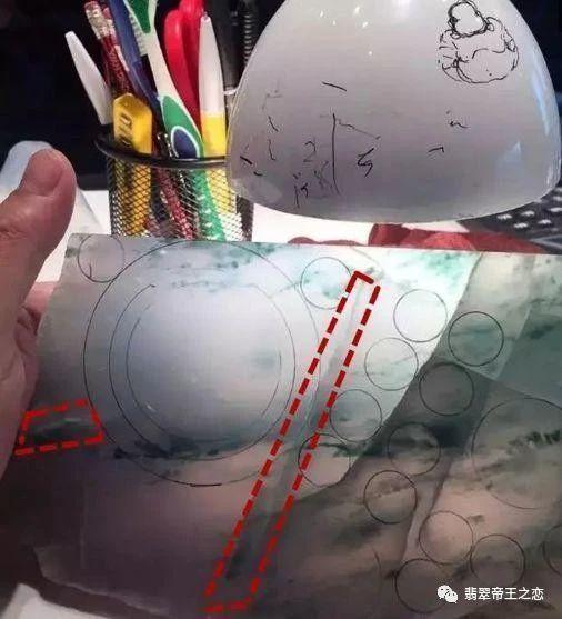 翡翠|不要再说裂多了，翡翠原石上帝王裂不可直视，切开暴涨百万 ！