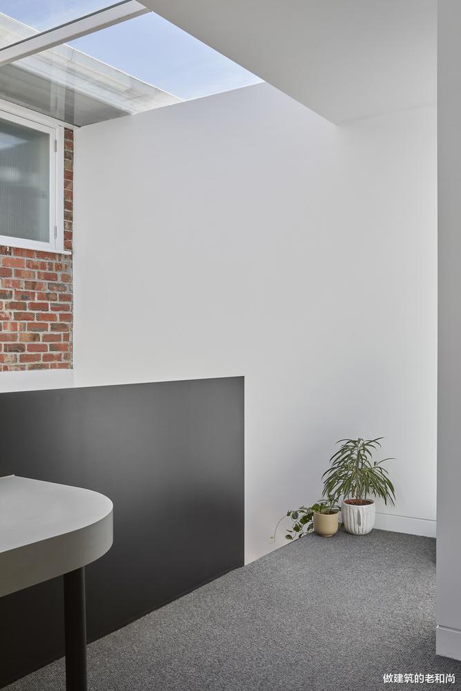 别墅|联排别墅的扩建住宅：狭长地块上增加的功能区，满足变化的需求