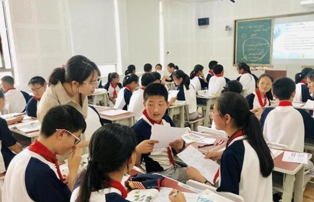 雪落无尘谈|大学老师因衣品走红，学生表示十分欣赏，原来优雅是不分年龄的