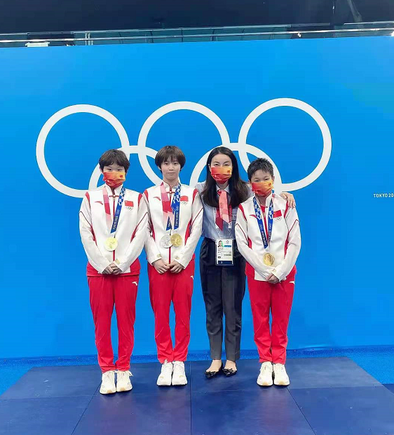 全红婵|14岁奥运冠军全红婵满载而归!穿白T像小男生,跟郭晶晶合影超乖