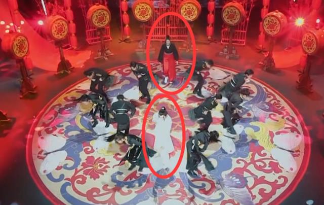 关晓彤|关晓彤和17岁宋亚轩跳舞，谁注意她的白色运动鞋，打脸半个娱乐圈