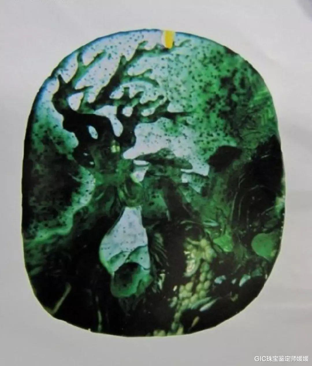GIC珠宝鉴定师媛媛 有一种玉石，将漫天雪花纷飞的美丽瞬间定格，充满了诗情画意之美