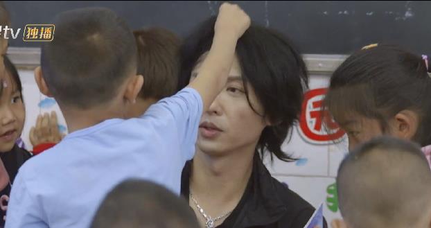 小姐姐|《滚烫人生》山区支教，张淇被顽皮孩子薅头发，陈小春叫苦不迭