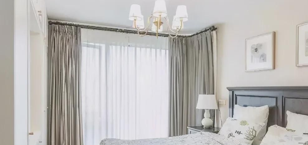 110平新房装修超漂亮,头次见阳台隔断这样设计,卧室收纳最明智