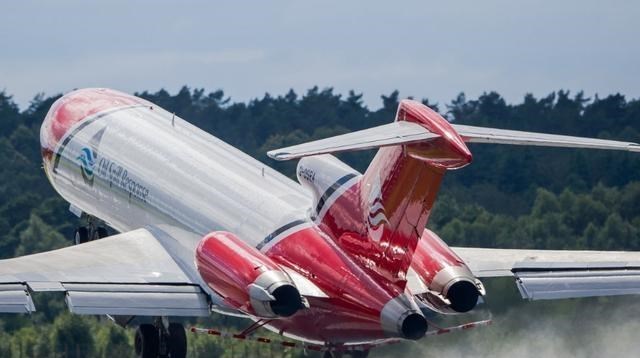 飞机|飞机在机场降落时，为什么不正对跑道，为何选择“歪头”着陆？