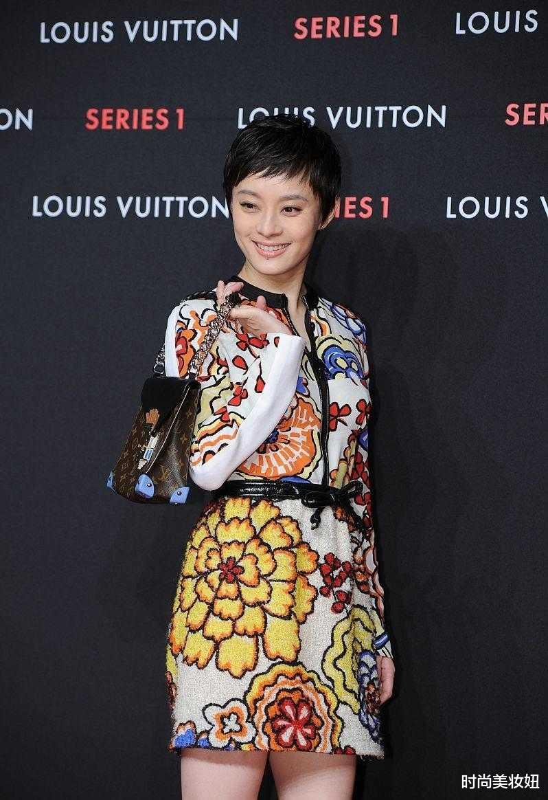 孙俪|孙俪不愧是“大牌脸”，穿土味印花裙也这么高级大气，这气质绝了