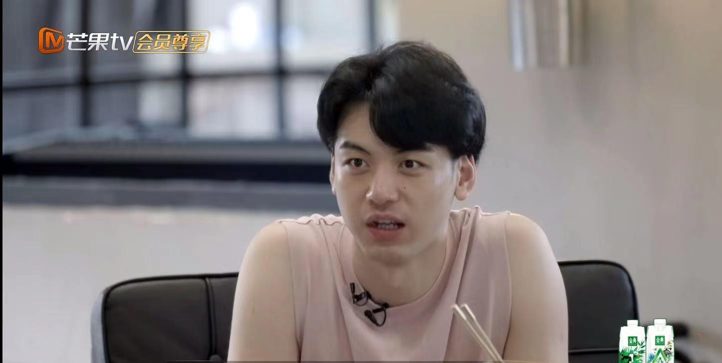 MARRY|黄贯中和张淇教刘迦弹吉他，和杨洋并称军艺双子的刘迦，为人低调