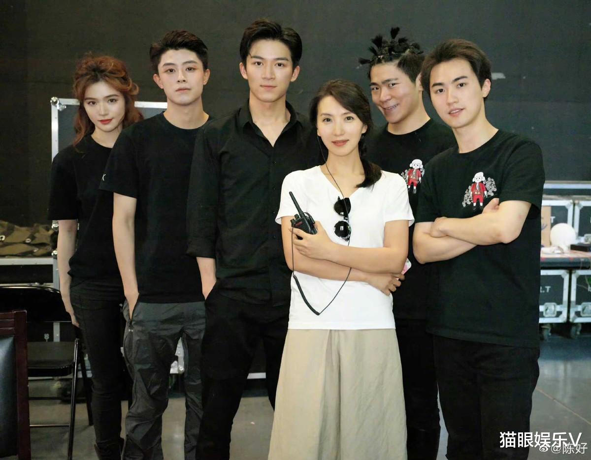 陈好|阔太陈好晒自拍庆生,在豪宅品着红酒好悠闲,蛋糕却略显简朴