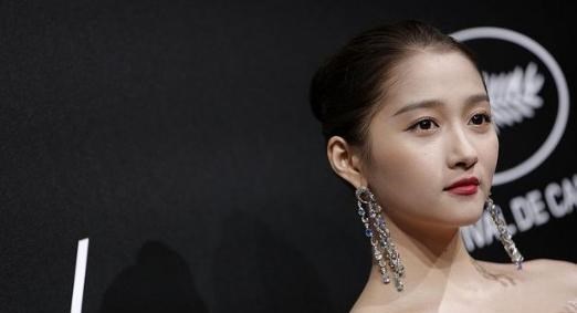 小陈有说 关晓彤这套缎面礼服美呆了，透视网纱设计，一双大长腿藏不住