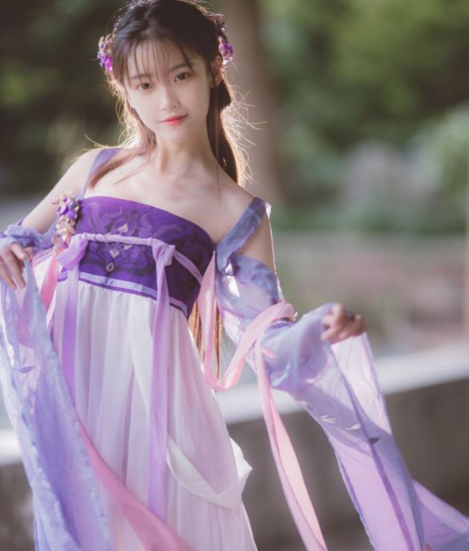 胡文婕|半藏森林又晒露肩纯欲妆，瞬间4万赞，网友：没有一个直男顶得住