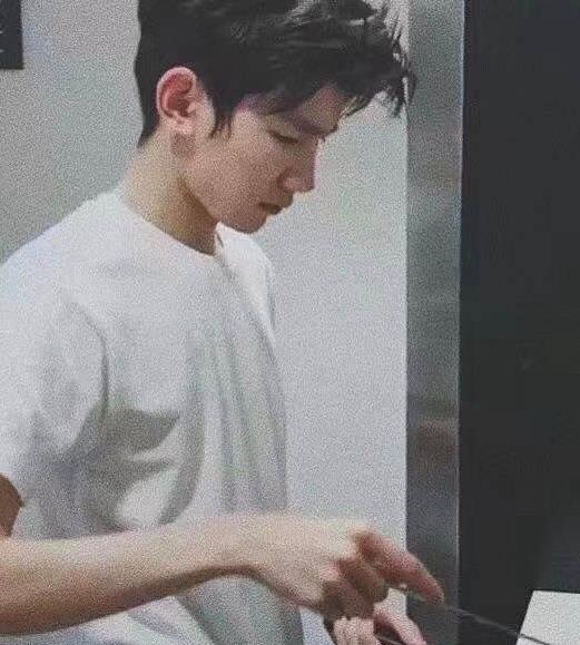 王源|王源睡觉忘关手机，睡颜被拍得一清二楚，脖子红印记好明显