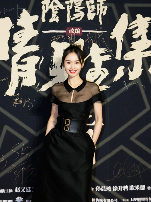 何有强|王子文恋爱后更会打扮了，一袭黑色连衣裙成熟优雅，端庄大气