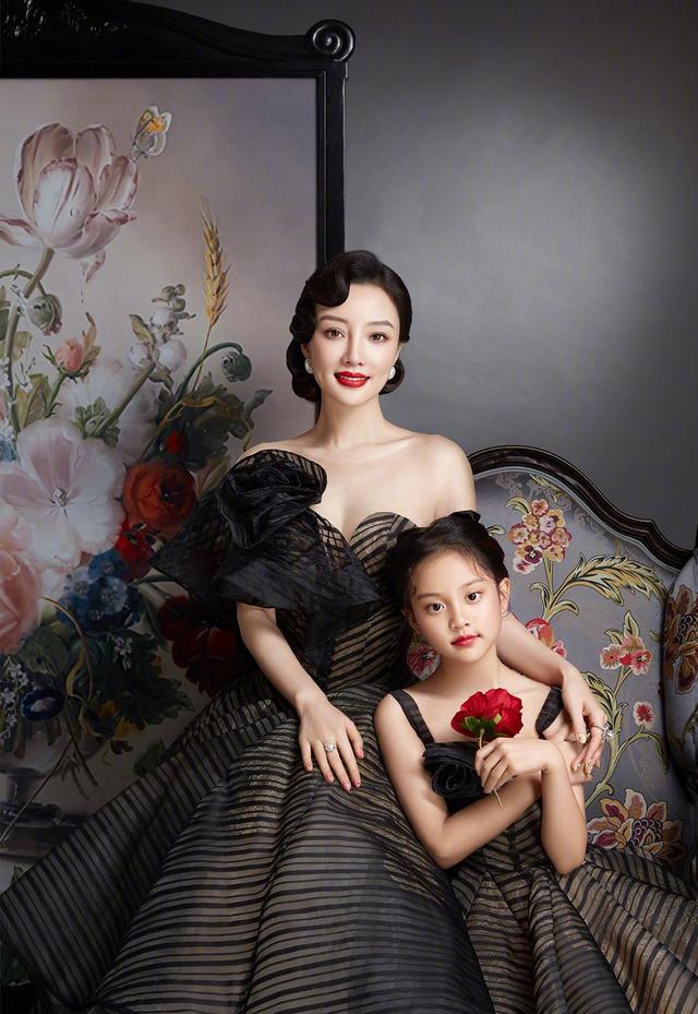 大表姐的时尚圈 甜馨9岁生日，李小璐晒母女写真大片，女儿和贾乃亮长得太像了