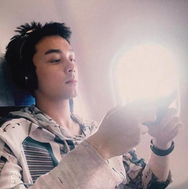 吴磊|吴磊愈发“猴化”，举铁脖子粗，自豪的大长腿也被一旁女星比下去