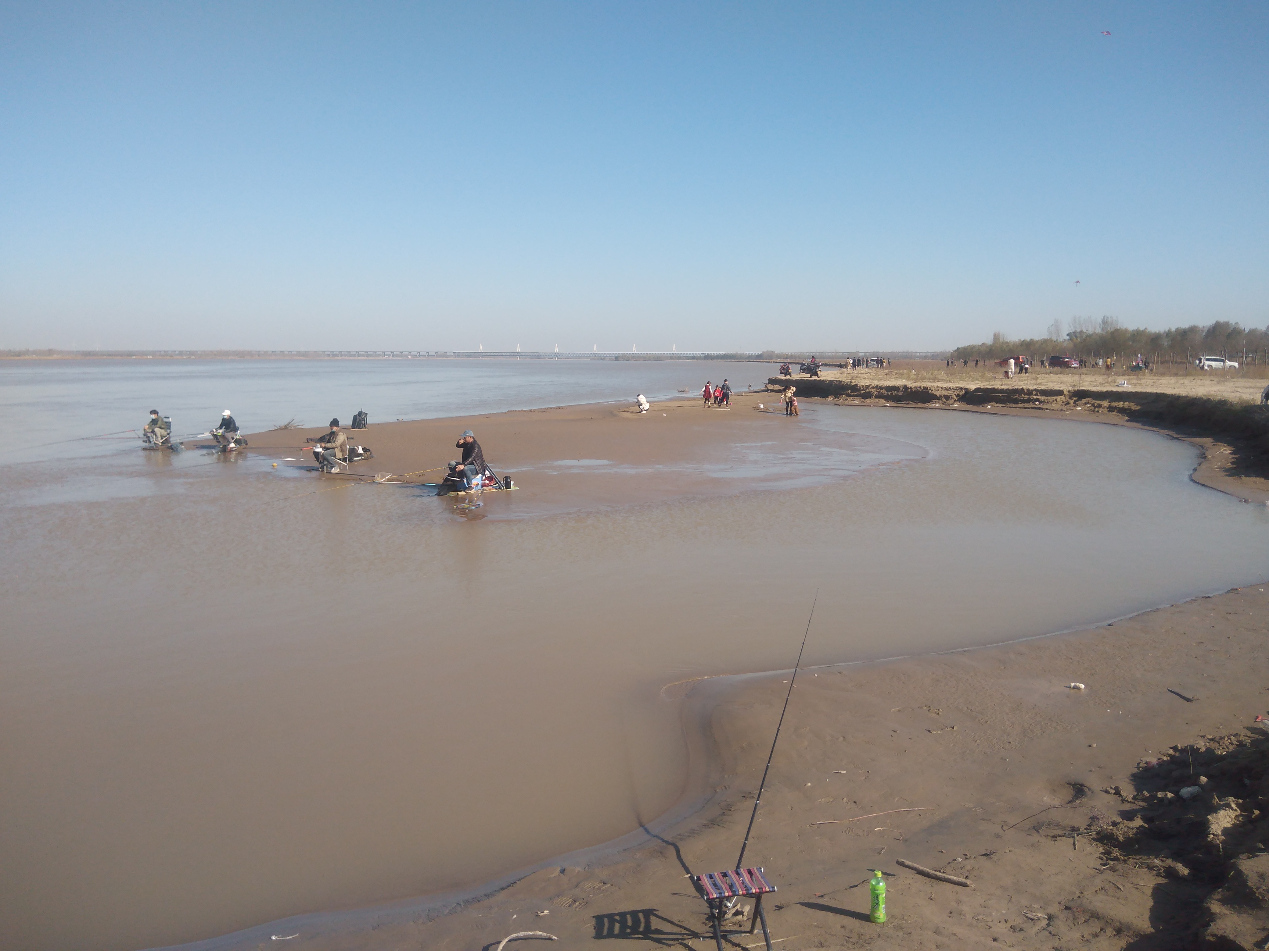 黄河|郑州花园口黄河浮桥，这里有很多钓鱼的