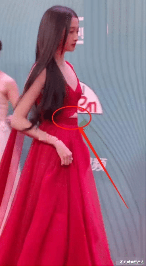 周冬雨|女星红毯露腰众相，周冬雨贴膏药，小花堆出赘肉，关晓彤太尴尬了