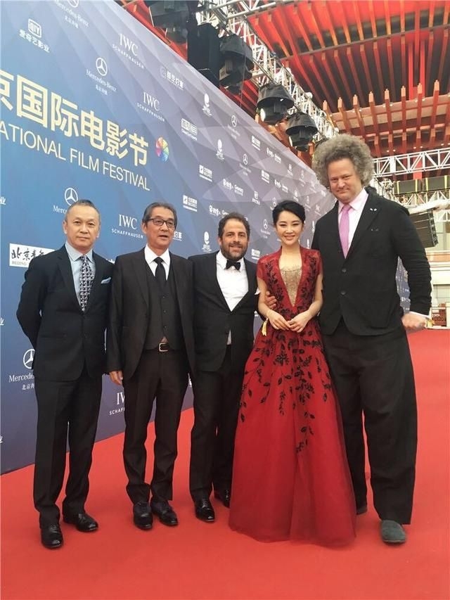 混搭时尚Anna|许晴气质太好了，穿蕾丝“开胃礼服”显优雅高贵，哪像50多岁阿姨