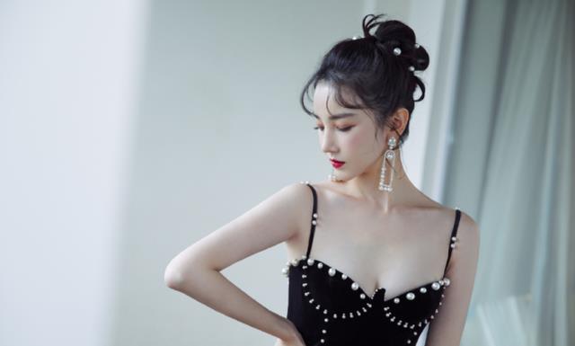 |陈小芸忘记穿的吊带，下意识挥起手，露出的“胳肢窝”闪瞎我双眼