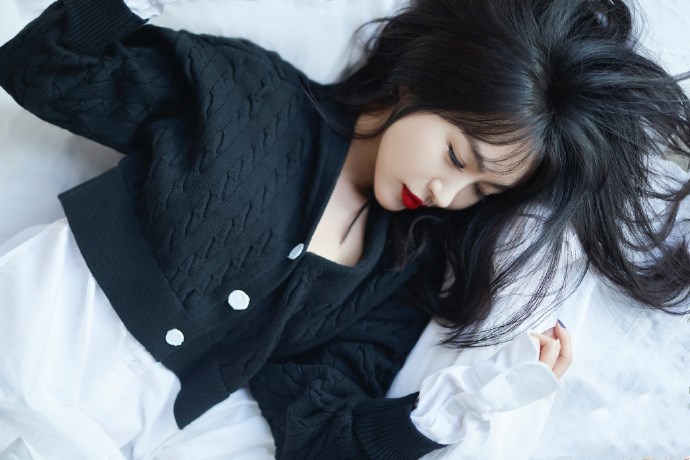 李菲儿|李菲儿慵懒大片温柔上线，白衬衫黑毛衣清新性感，红唇黑发好美艳
