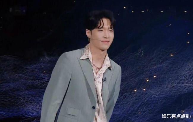 张子枫|张艺兴曝张子枫商场购物没带钱, 打电话叫杨紫来结账, 理由超好笑