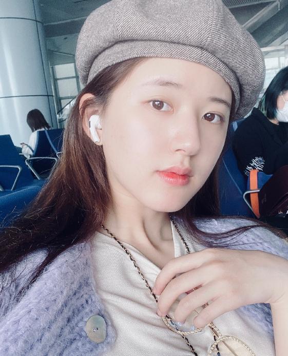 赵露思|赵露思纯素颜被拍，没洗头下正脸看镜头时，这颜值真的只有22岁？