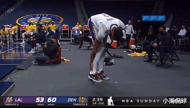 安东尼·戴维斯|浓眉伤情更新，跟腱炎伤势加重明显肿胀，湖人管理层+医疗组该反思