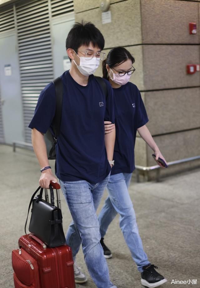 Ainee小屋|吴敏霞和老公穿情侣装，T恤搭配牛仔裤清新减龄，穿搭随性不随意