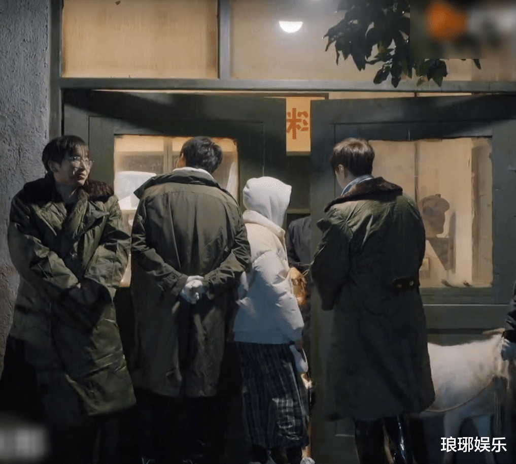 明星素颜|《向往5》半夜起床被拍素颜，彭昱畅太真实，张艺兴我却看愣了