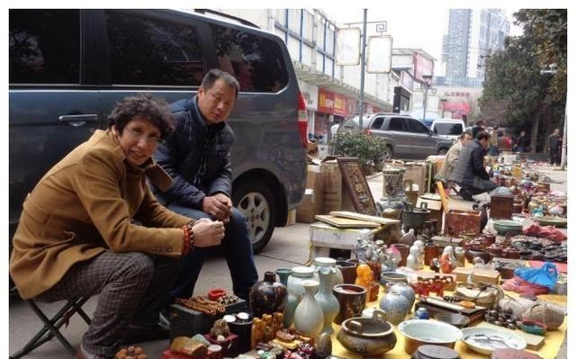 古玩市场 男子古玩市场捡漏，花一万块买了本不起眼的字典，转手卖千万