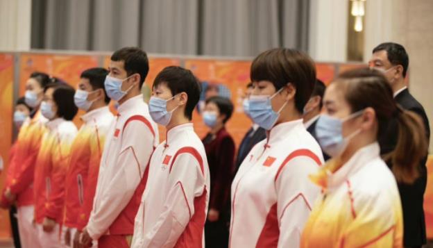 王曼昱|王曼昱登上黑龙江《新闻联播》，跟领导合照坐C位，冬奥火炬手